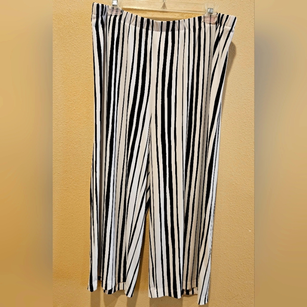 Chico's Size 2 Black and White Striped Gaucho Stretchy Pants